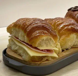 Medialuna de jamón y queso