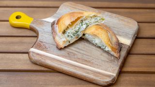 Empanada branza marar si ceapa verde