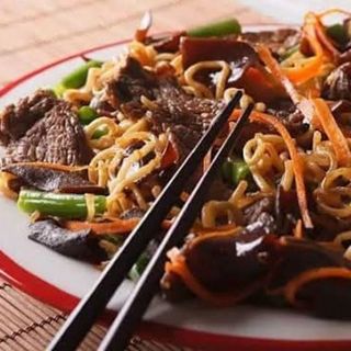 Yakisoba con Ternera Mechada