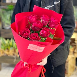 7 червоних троянд з оформленням