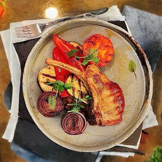 Cotlet de porc cu mamaliguta si mujdei de usturoi