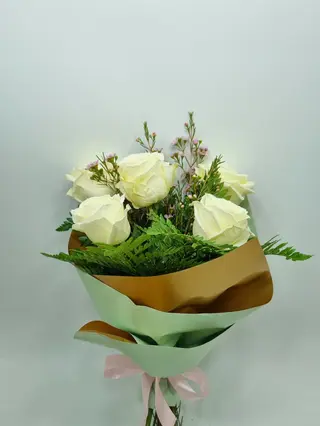 Buchet 5 trandafiri albi