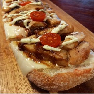 Llescas De Queso De Cabra Y Cebolla Caramelizada