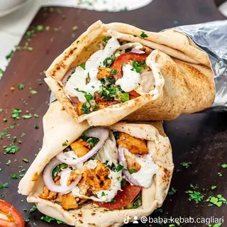 Piadina con carne, patatine, verdure e salse