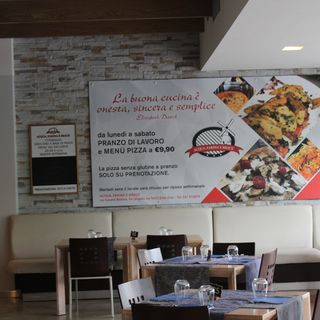 Carpaccio di tonno su letto d'insalata e pomodorini