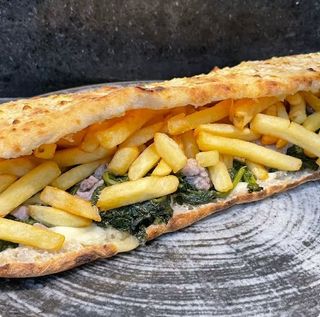 Panuozzo de frankfurt y patata frita