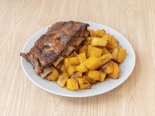 Costilla con patatas fritas caseras (1 ración)