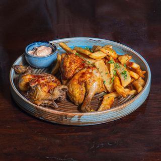 Cocoș pitic intreg, cartofi crocanți și sos de usturoi