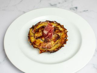 Tapa De Flor De Alcachofa Confitada Con Jamón Ibérico