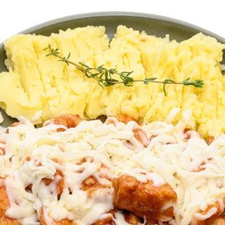 Пилешки късчета с чедър сос и пържени картофи350гр.