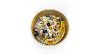 Gofry z karmelizowanym bananem, borówkami i syropem klonowym