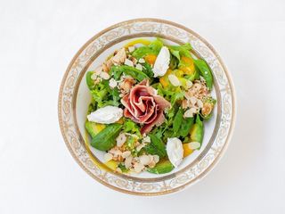 Салат з Прошуто, манго, авокадо та сиром каліфорнія (240g)