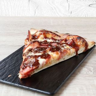 Porción de pizza BBQ