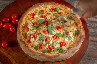 Pizza pomodorini freschi e basilico L