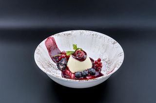 panna cotta con frutos rojos