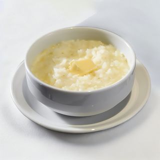 Каша рисовая с клубничным топпингом