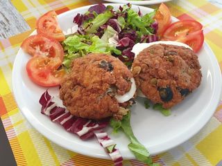 Piatto falafel con patate e insalata