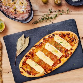 Писаладиер с карамелизиран лук и запечен до златисто със сирене бри