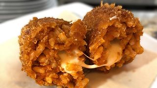 Supplì artigianale al telefono con basilico