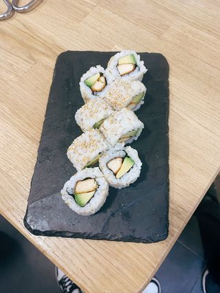 Roll De Aguacate Y Pollo (8 Uds.)