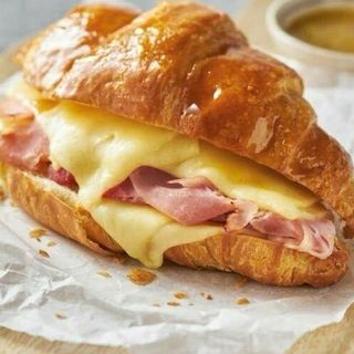 Croissant con Jamón y Queso