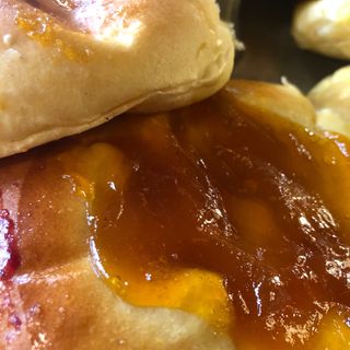 Ensaimada Con Mermelada De Albaricoque