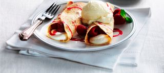 Palačinke sa vanilla cremom i vrućim malinama