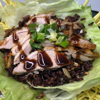 Arroz negro frito Con Pato Crujiente