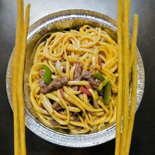 54. Tallarines Con Ternera Y salsa Curry