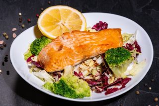 Somon la cuptor cu mix de salata