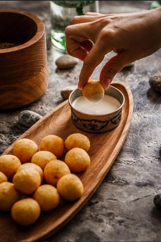 Д. Баурсаки с иримшиком.