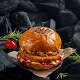 Бургер з курячою котлетою