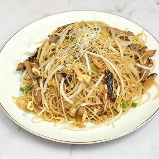 Fideos de Arroz Fritos con Bambu, Setas y Huevo