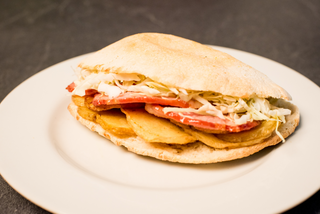 Sendvis cu porchetta si cartofi prajiti