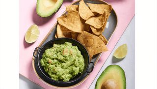 Domowe guacamole z nachos