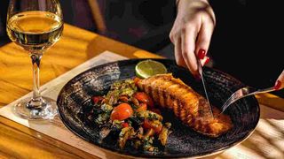 გრილზე შემწვარი ორაგული (ბოსტნეულთან ერთად)