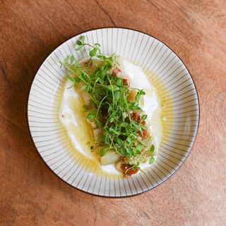 Porros escalivats a la brasa, fruits secs i herbes 