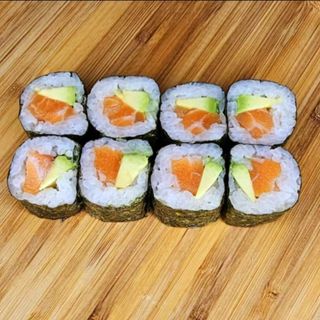 Maki salmon con aguacate