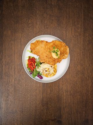 Snitel de curcan cu cartofi zdrobiti si ardei copt