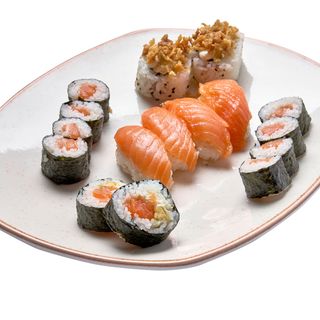 SUSHI SALMON VARIADO 16