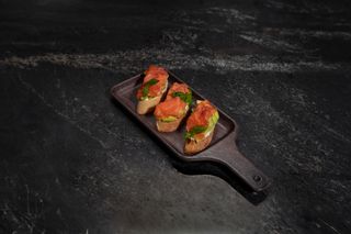 Bruschetta cu somon slab sărat și cremă de brânză
