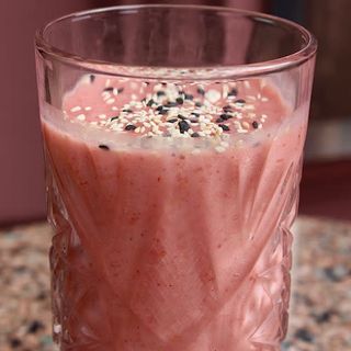 Смузі з полуницею, авокадо, вишнею, бананом, насінням (300 мл)