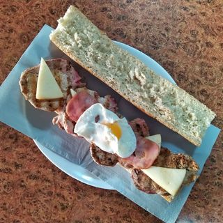 Bocadillo de lomo, queso, bacon, huevo y tomate