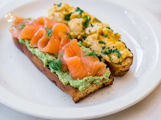 Фокача з гуакамоле, фореллю гравлакс  та скремблом