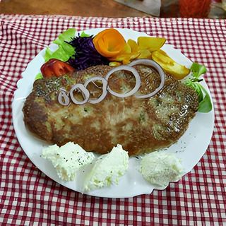 Pljeskavica na kajmaku sa pek krompirom