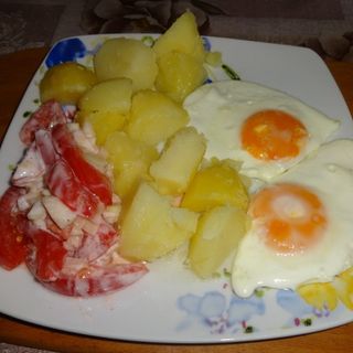 2 szt jajka sadzone,ziemniaki,surówka