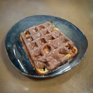 Gofre Con Salsa De Huesitos