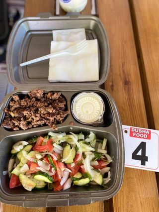 Шаурма на тарілці з яловичиною