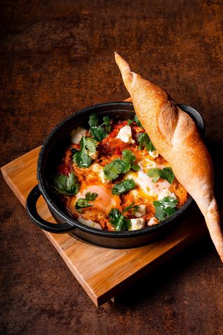 Шакшука с сыром сиртаки и багетом