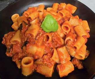 Rigatoni al ragù di salciccia e melanzane